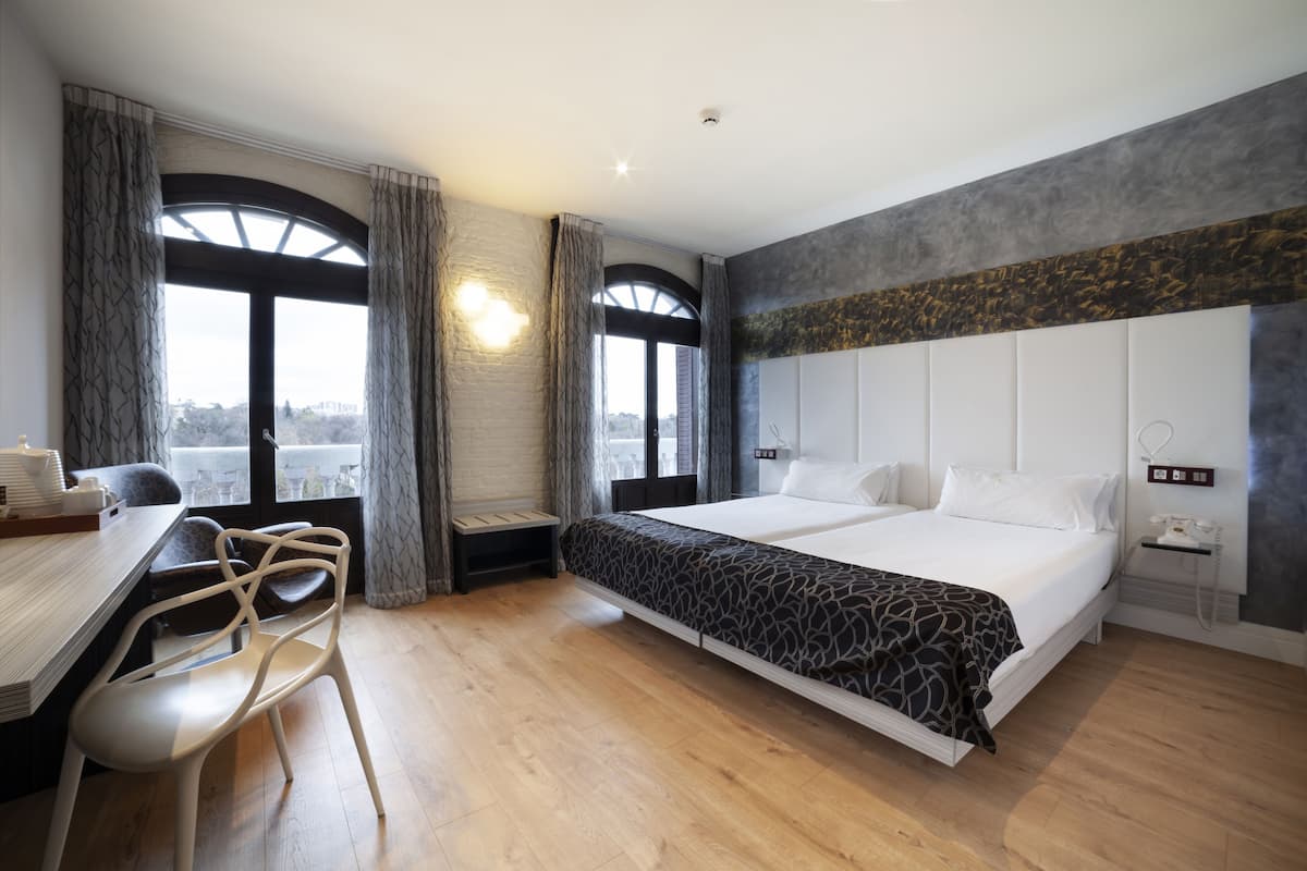 Double Room, Park View (Retiro) | Minibar, in-room safe, desk, blackout curtains
