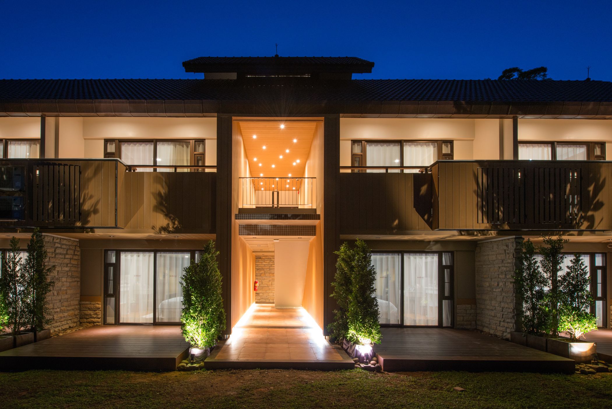 Vista frontal de la propiedad por la tarde o noche