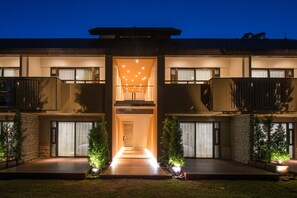 住宿正面 - 傍晚/夜晚