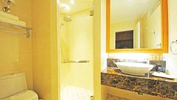 Deluxe Mountain View | Bathroom | Shower, free toiletries, hair dryer, slippers