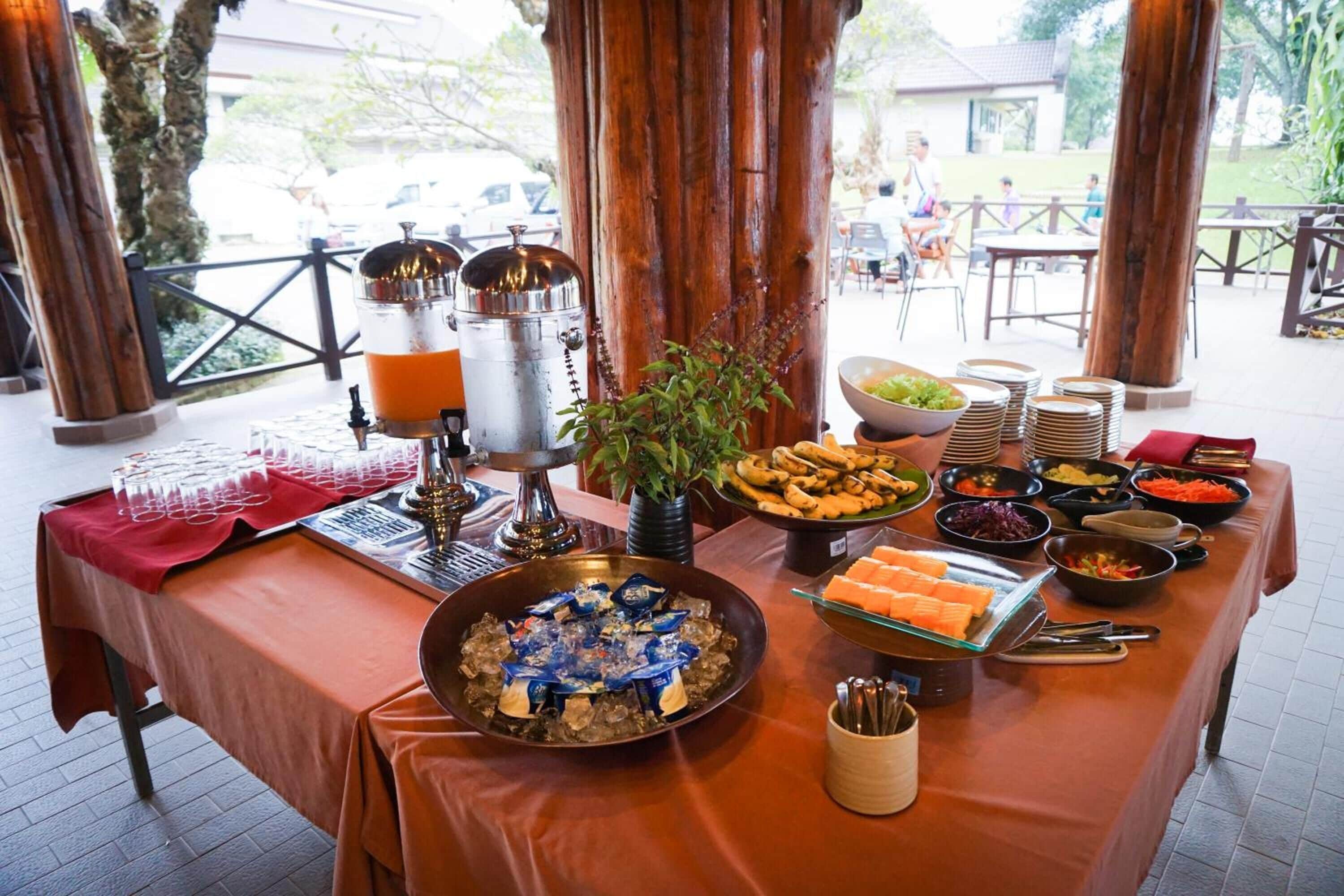 breakfast, lunch, dinner served; international cuisine