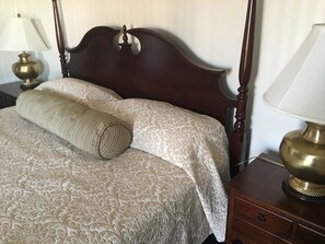 Quarto, 1 cama King | Ferros/tábuas de passar roupa, Wi-Fi de cortesia, despertadores