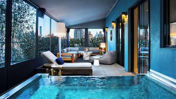 Minibar, in-room safe, desk, laptop workspace