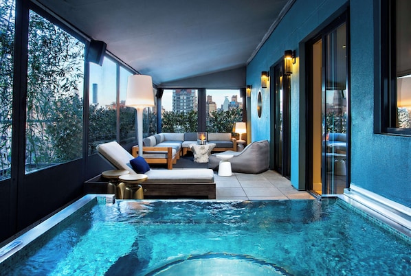 Minibar, in-room safe, desk, laptop workspace - Dream Downtown, by Hyatt (New York)