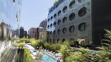 Una piscina al aire libre de temporada