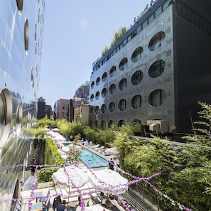 Piscine extérieure en saison