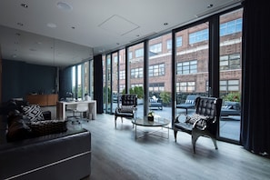 Suite, 3 chambres, terrasse (South Tower) | Coin séjour | TV connectée
