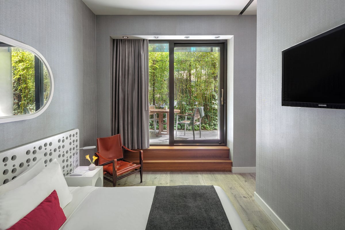 Suite, 1 letto king, accesso alla piscina (Platinum) | Minibar, una cassaforte in camera, una scrivania, postazione laptop