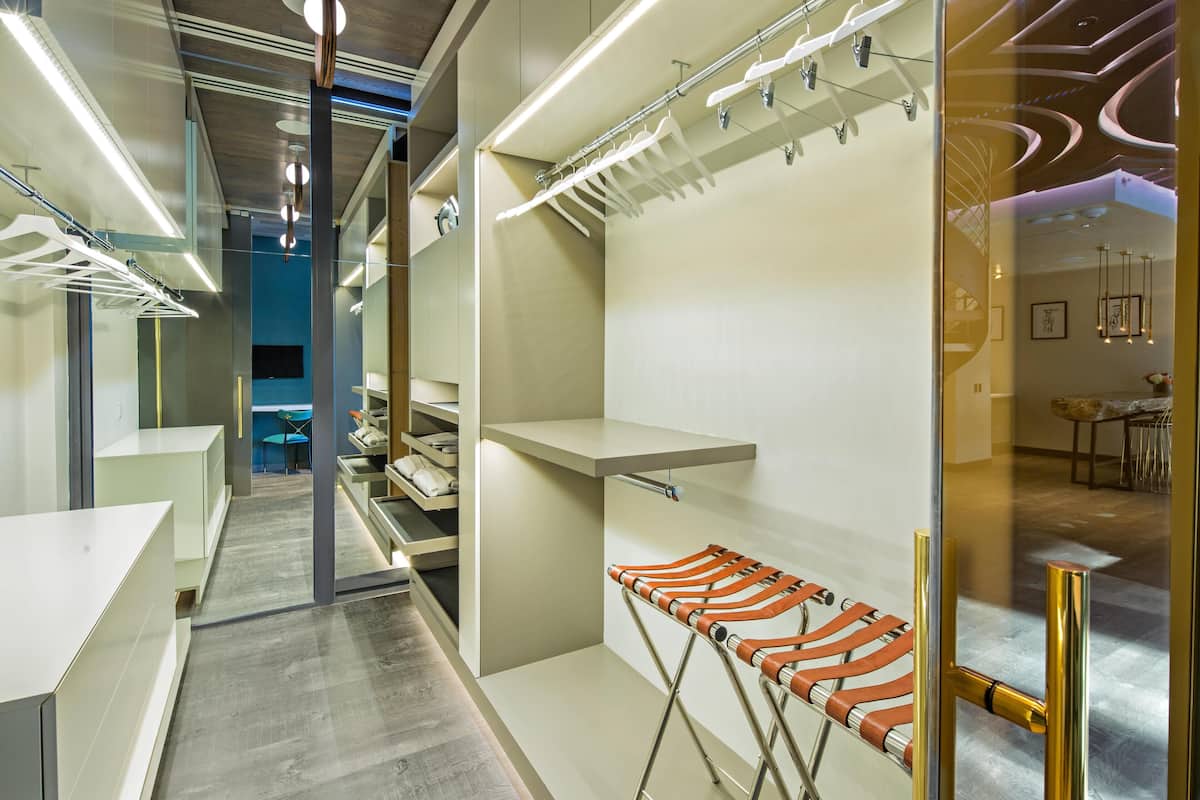 King Guest House | Minibar, in-room safe, desk, laptop workspace