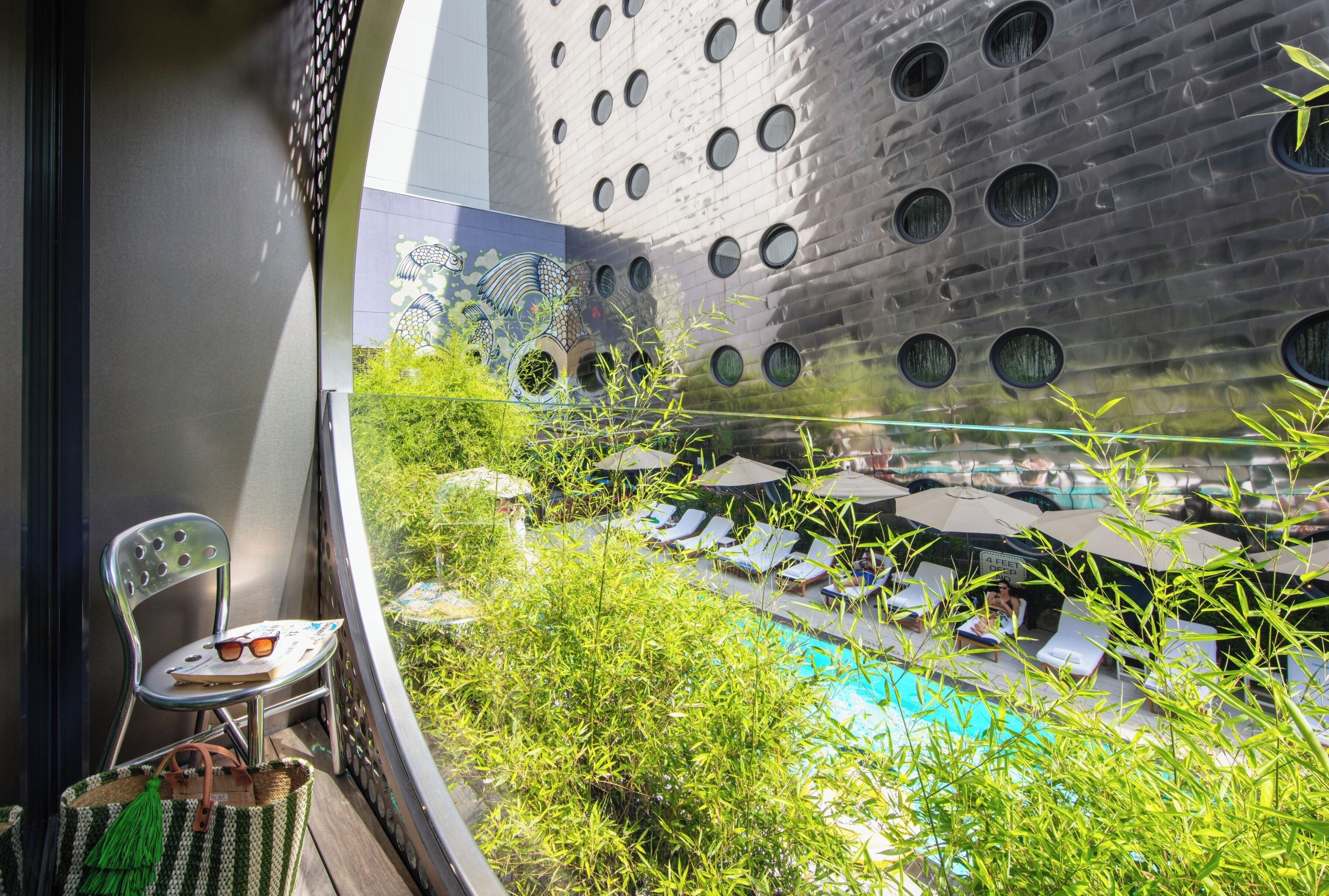 迷你吧、客房内保险箱、办公桌、笔记本电脑工作区