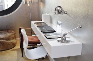 Minibar, caja de seguridad en la habitación y escritorio