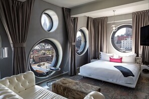 ميني بار وخزنة داخل الغرفة ومكتب ومساحة عمل للكمبيوتر المحمول