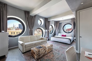 Room, 1 King Bed (Platinum) | Minibar, in-room safe, desk, laptop workspace