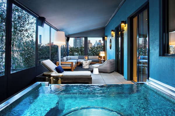 King Guest House | Minibar, in-room safe, desk, laptop workspace