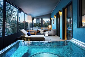 King Guest House | Minibar, in-room safe, desk, laptop workspace