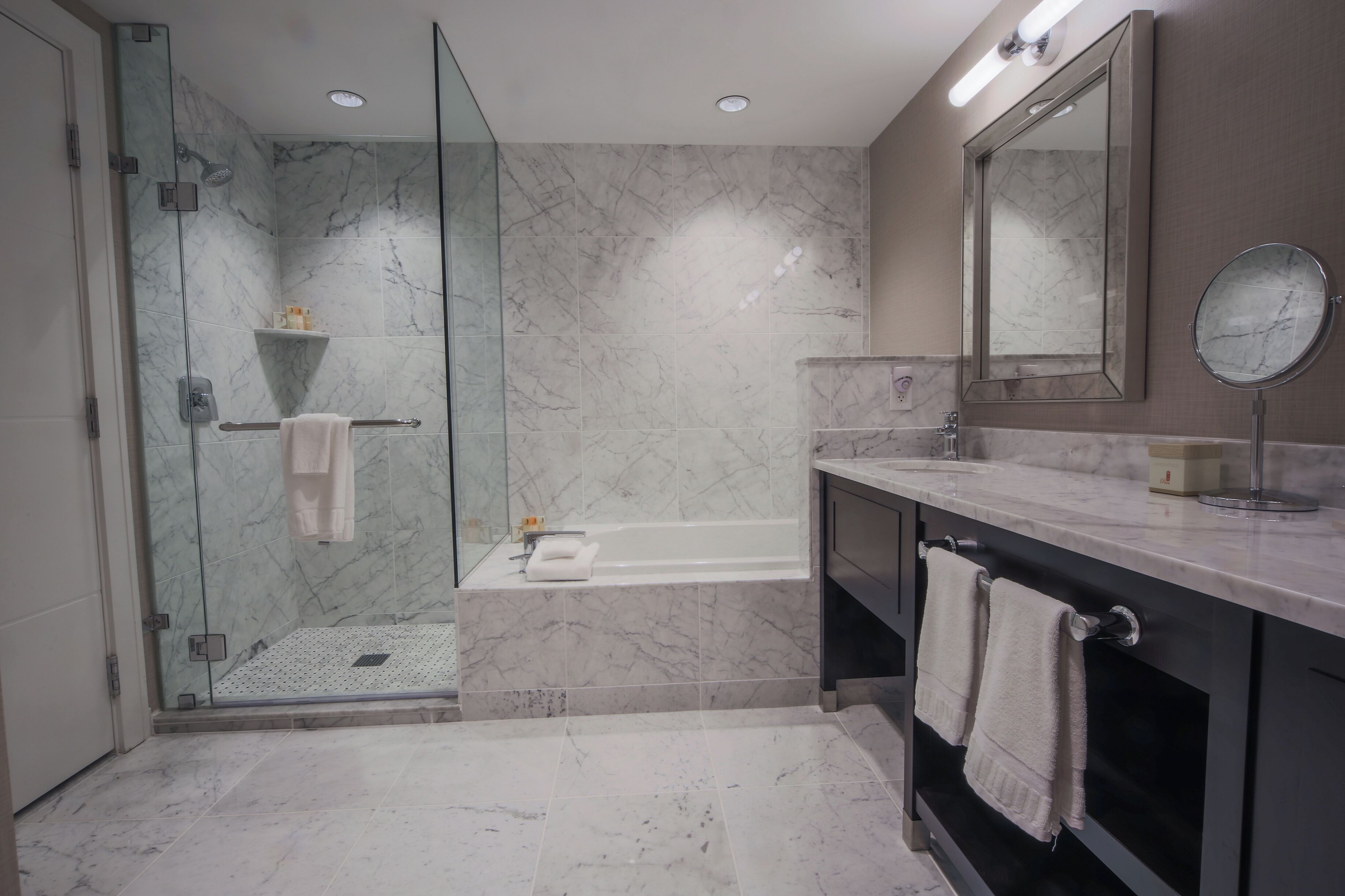 Presidential Suite | Bathroom | Free toiletries, hair dryer, towels