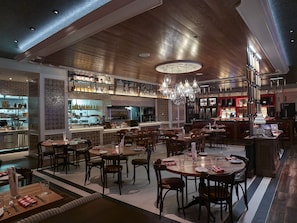 4 restaurants, lunch, dinner served; American cuisine