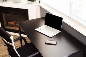 55-inch Smart TV with digital channels, fireplace, Netflix