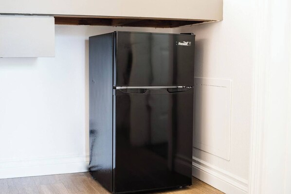 Mini-refrigerator - Big Bear Spa Suites (Big Bear Lake)