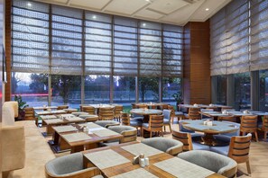 Breakfast, lunch, dinner served; garden views - Hampton by Hilton Bursa (Bursa)