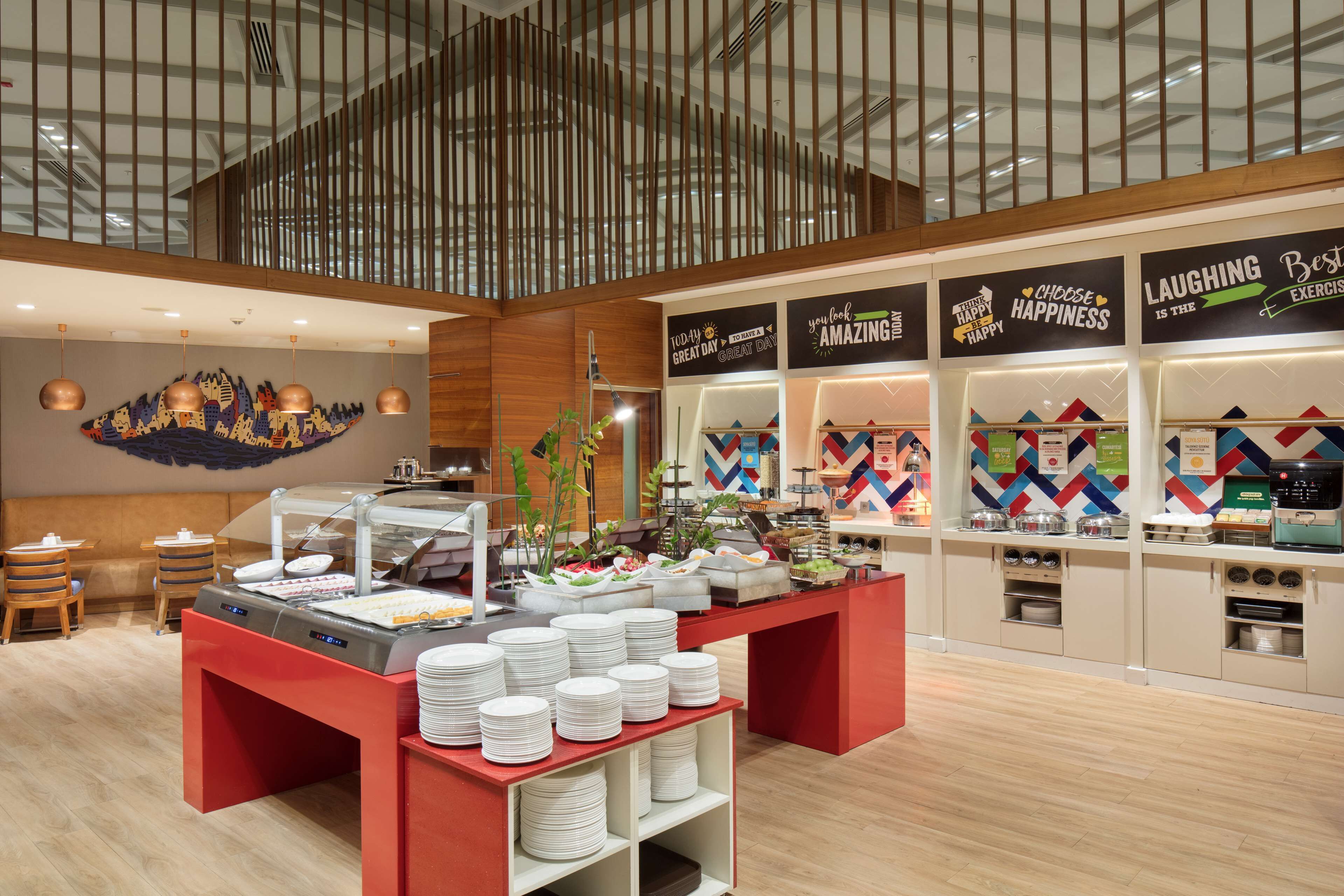 Un área de bufé con una variedad de alimentos, una estación de café y decoración inspiradora en la pared.