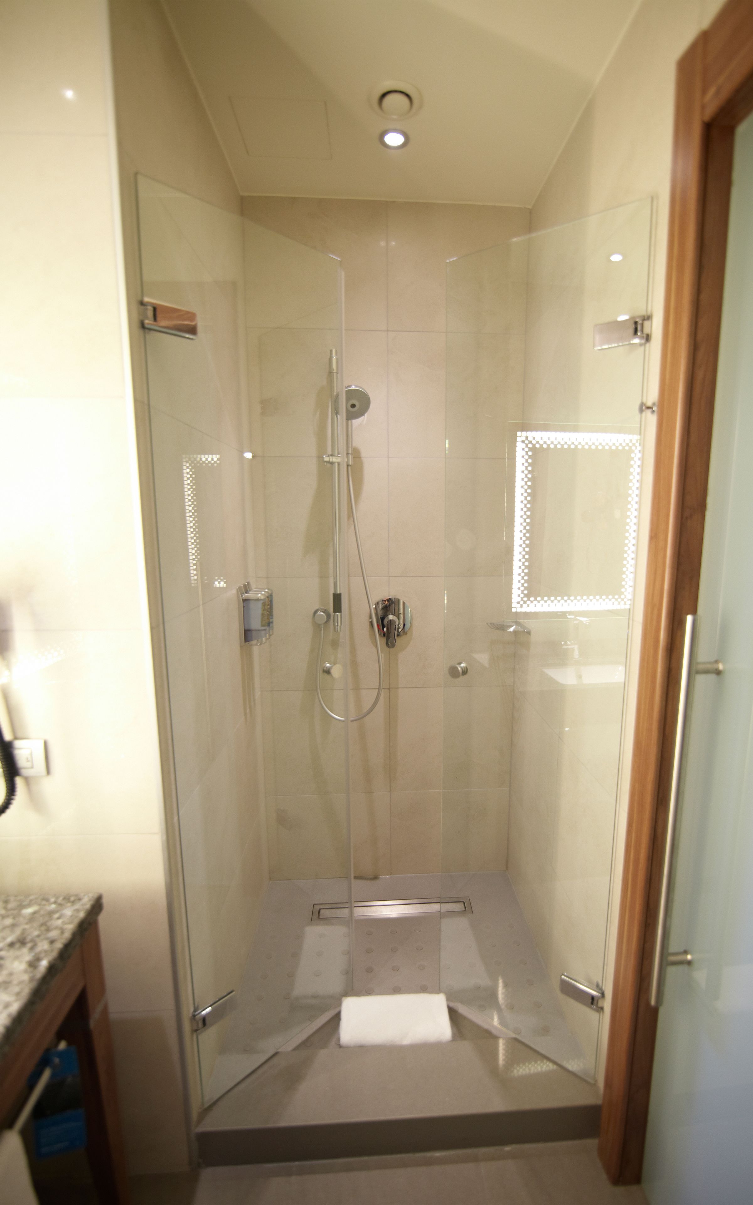 double room | bathroom | shower, free toiletries, hair dryer, towels