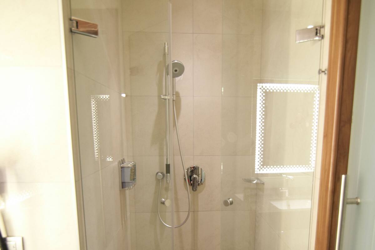 double room | bathroom | shower, free toiletries, hair dryer, towels