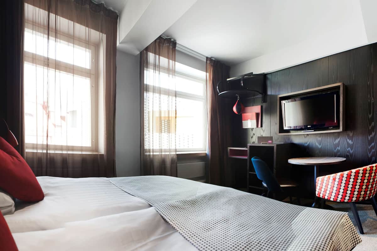 Twin kamer | Een minibar, een kluis op de kamer, verduisterende gordijnen