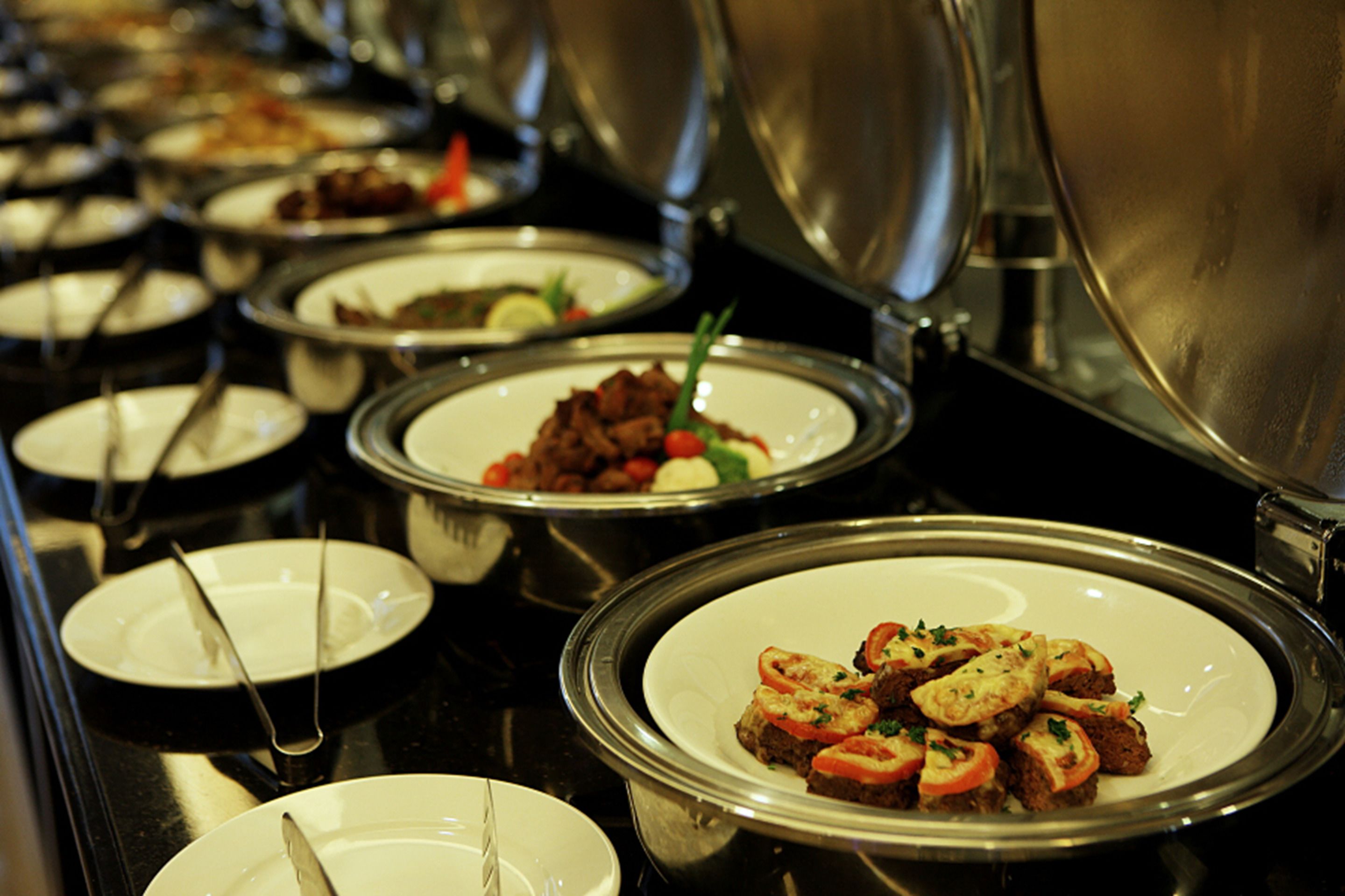 2 restaurants, breakfast served, chinese cuisine