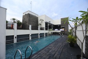 Kolam renang terbuka 