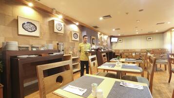 Sarapan bufet setiap hari (IDR 70000 seorang)