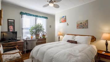 Main House B&B, 1 Queen Bed | 1 bedroom, iron/ironing board, free WiFi, bed sheets