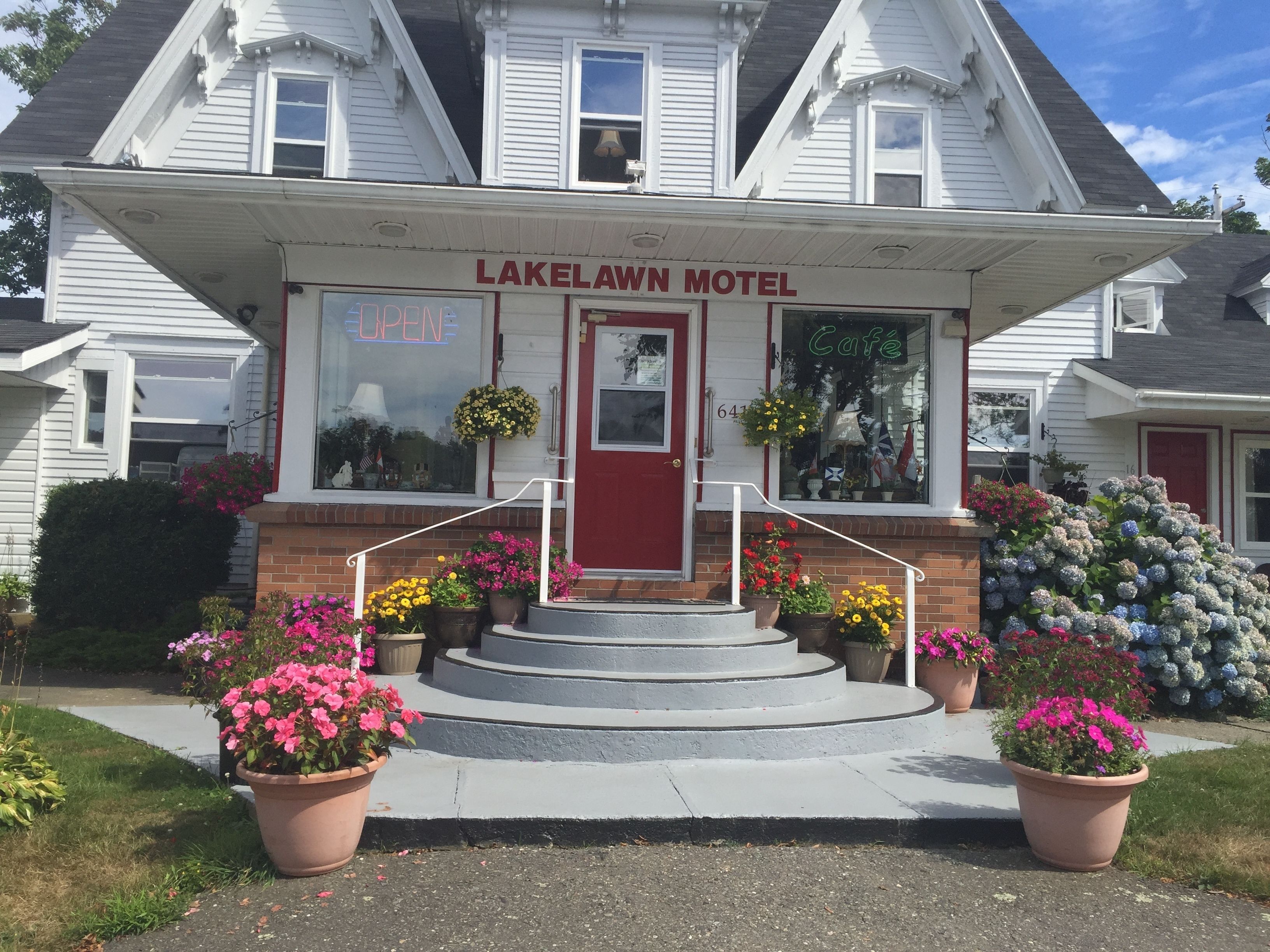 Motel 1 Queen Bedroom (Continental Breakfast Included | Property entrance