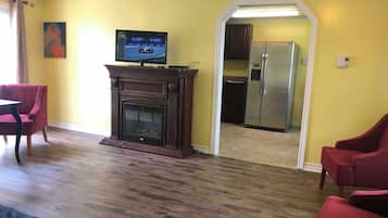 Deluxe-Apartment | Wohnbereich | Flachbildfernseher