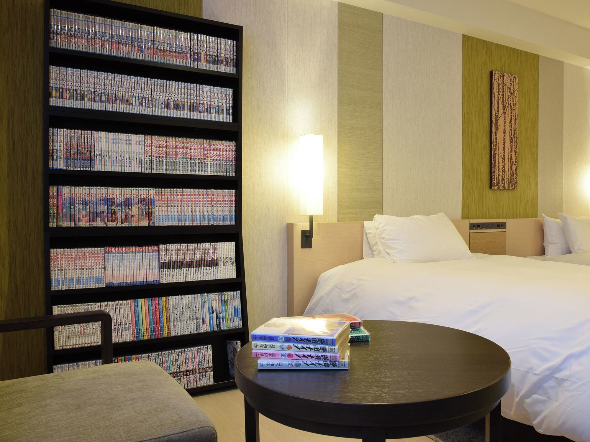 Donsdekens, een kluis op de kamer, een bureau, verduisterende gordijnen