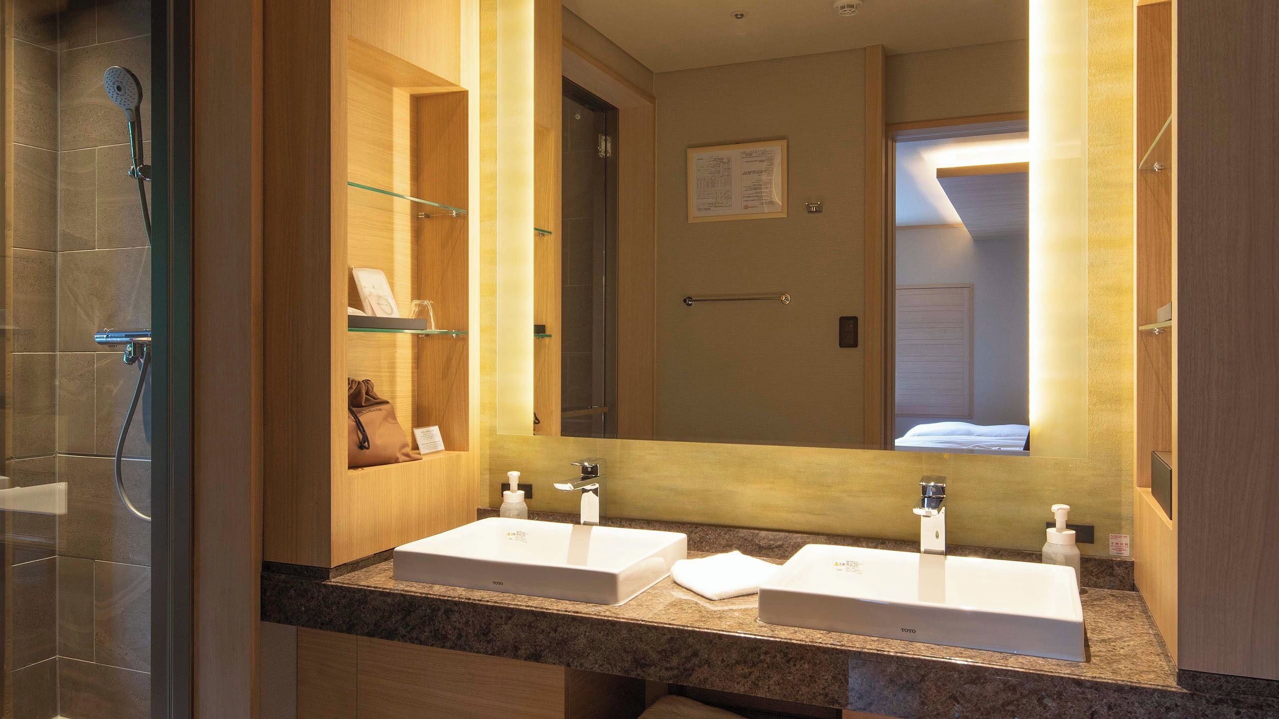 Down comforters, in-room safe, desk, blackout drapes