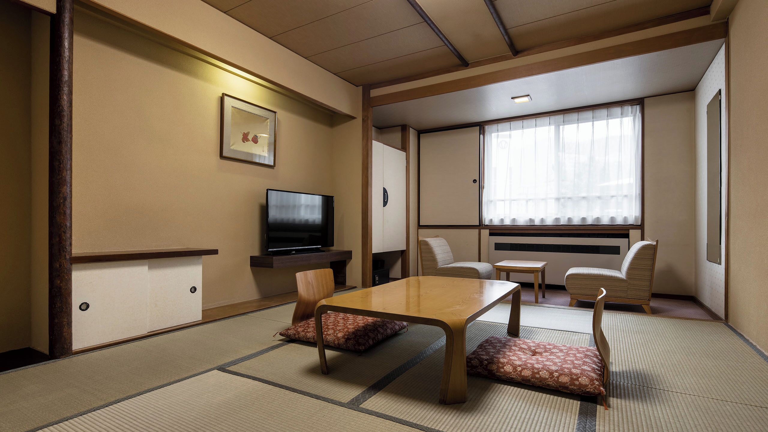 Donsdekens, een kluis op de kamer, een bureau, verduisterende gordijnen