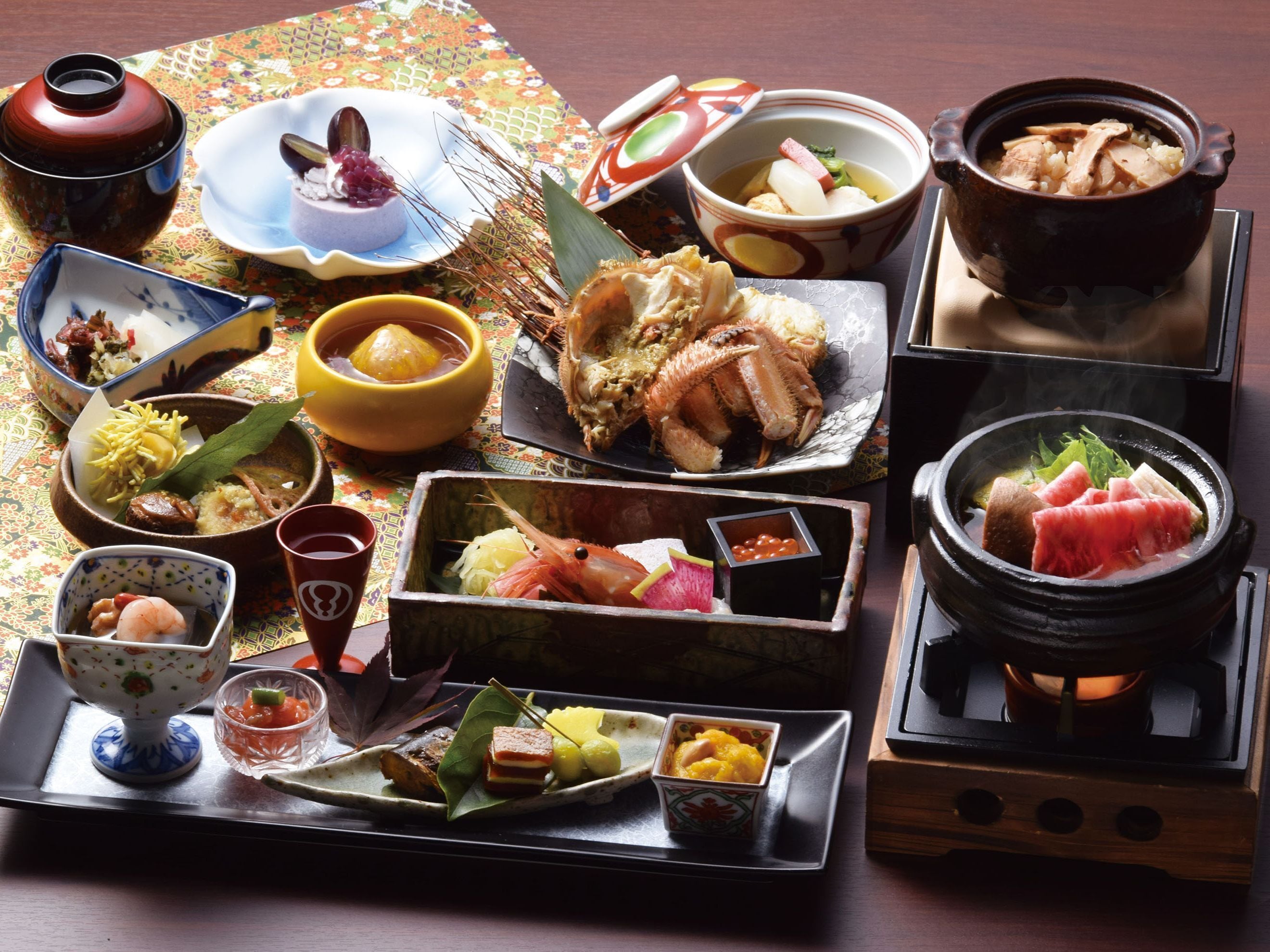 Una comida tradicional japonesa con varios platos y una tetera.