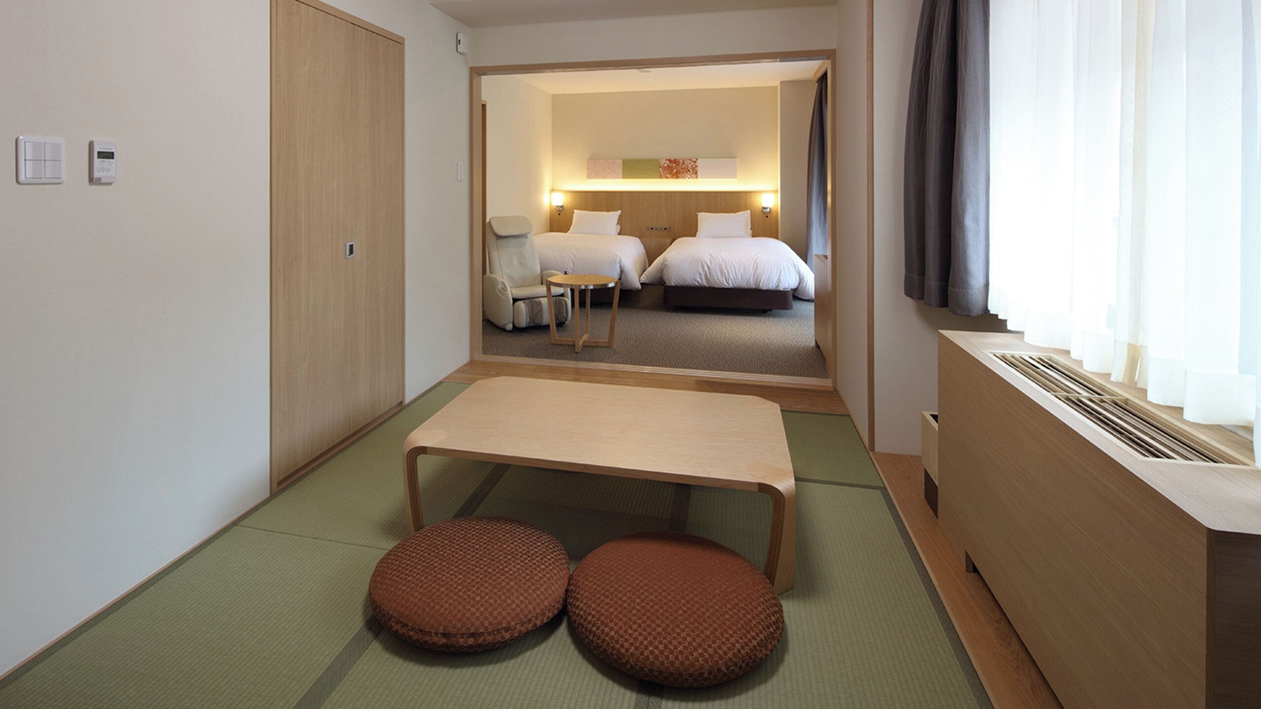 Donsdekens, een kluis op de kamer, een bureau, verduisterende gordijnen