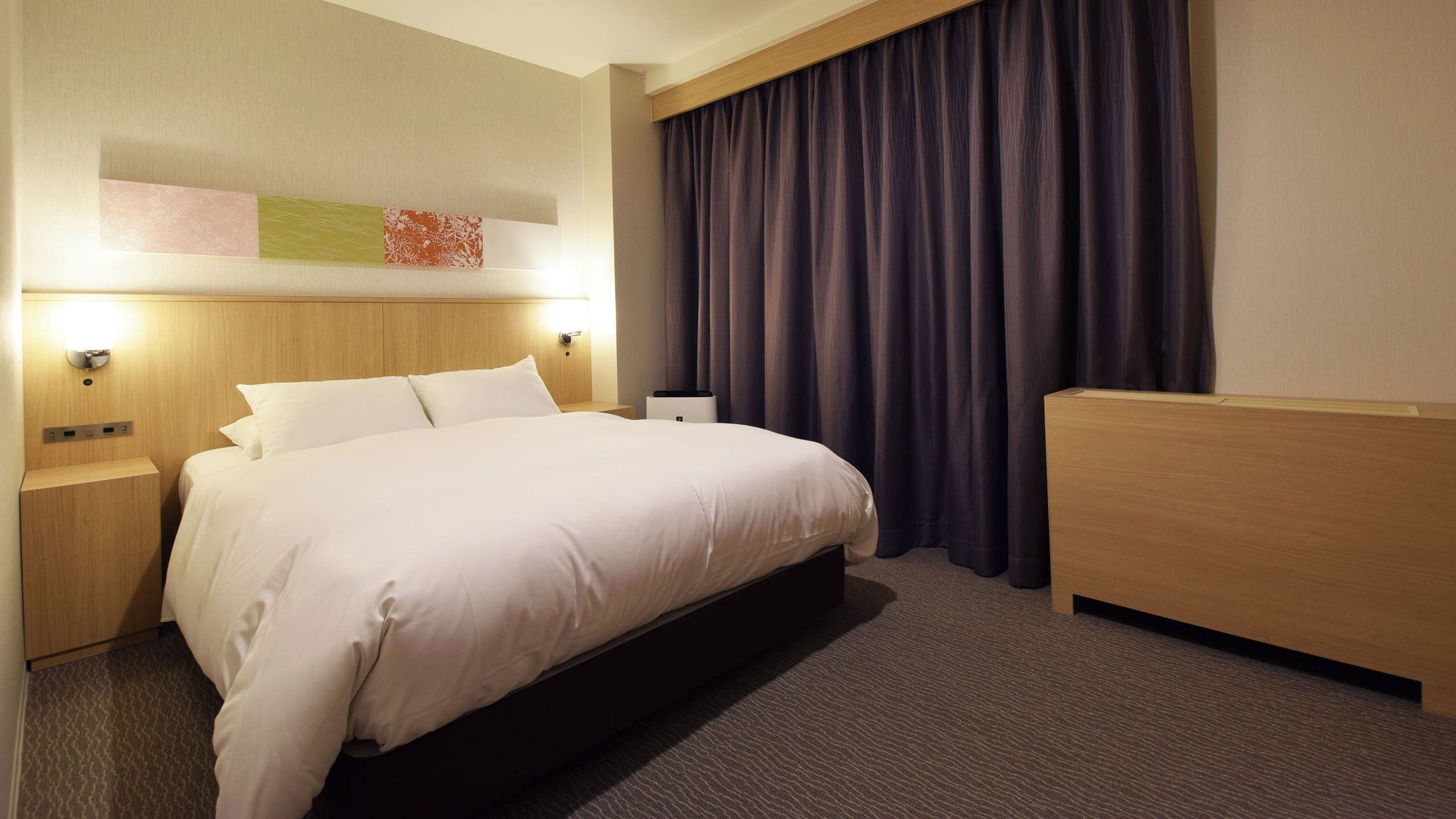 Superior tweepersoonskamer, niet-roken (East, Kaiseki Dinner) | Donsdekens, een kluis op de kamer, een bureau, verduisterende gordijnen