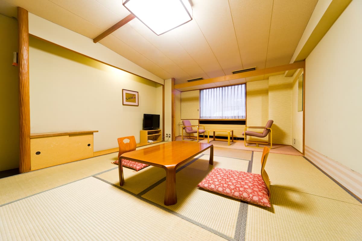 1 slaapkamer, donzen dekbedden, een kluis op de kamer, een bureau
