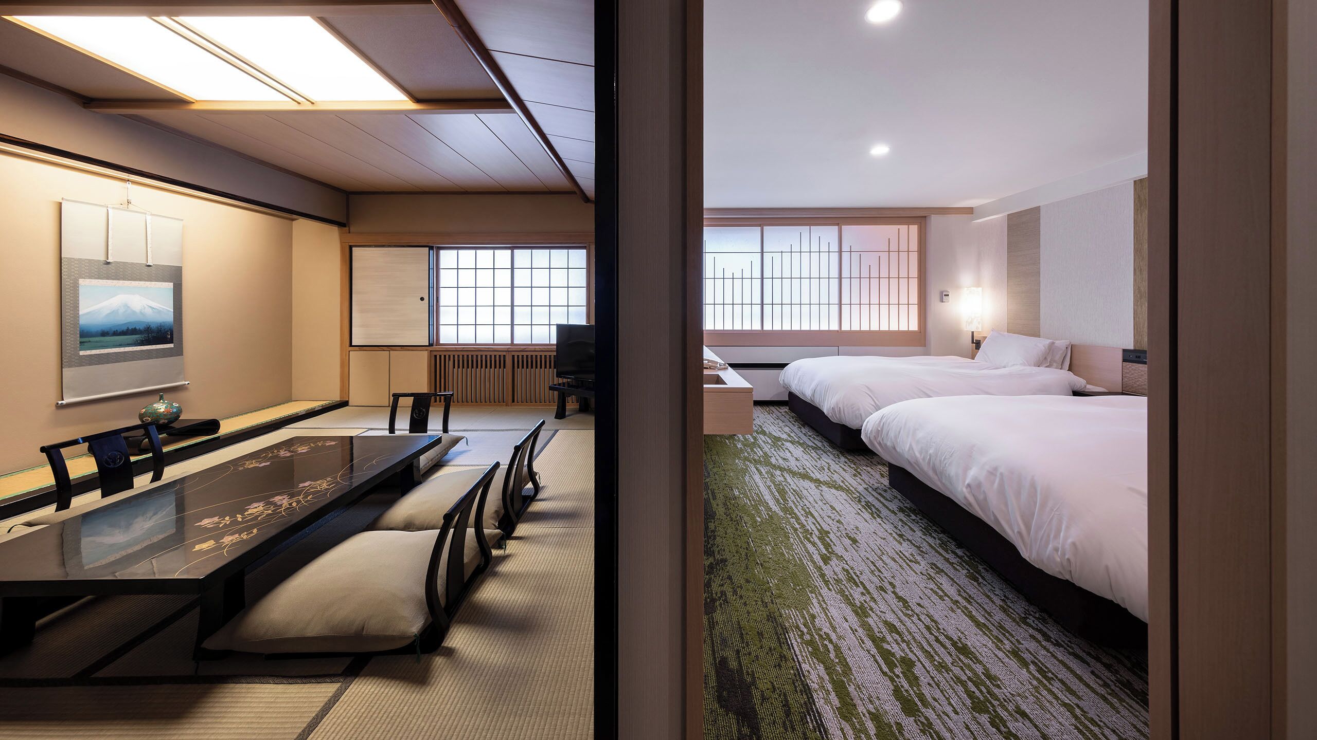 Donsdekens, een kluis op de kamer, een bureau, verduisterende gordijnen