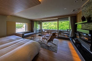 尊荣双床房, 无烟房, 转角 (West, Open-Air bath, Kaiseki Dinner) | 羽绒被、客房内保险箱、办公桌、遮光窗帘