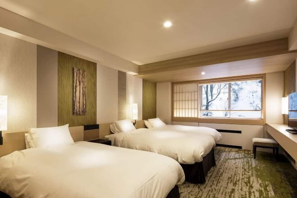 Down duvets, in-room safe, desk, blackout curtains