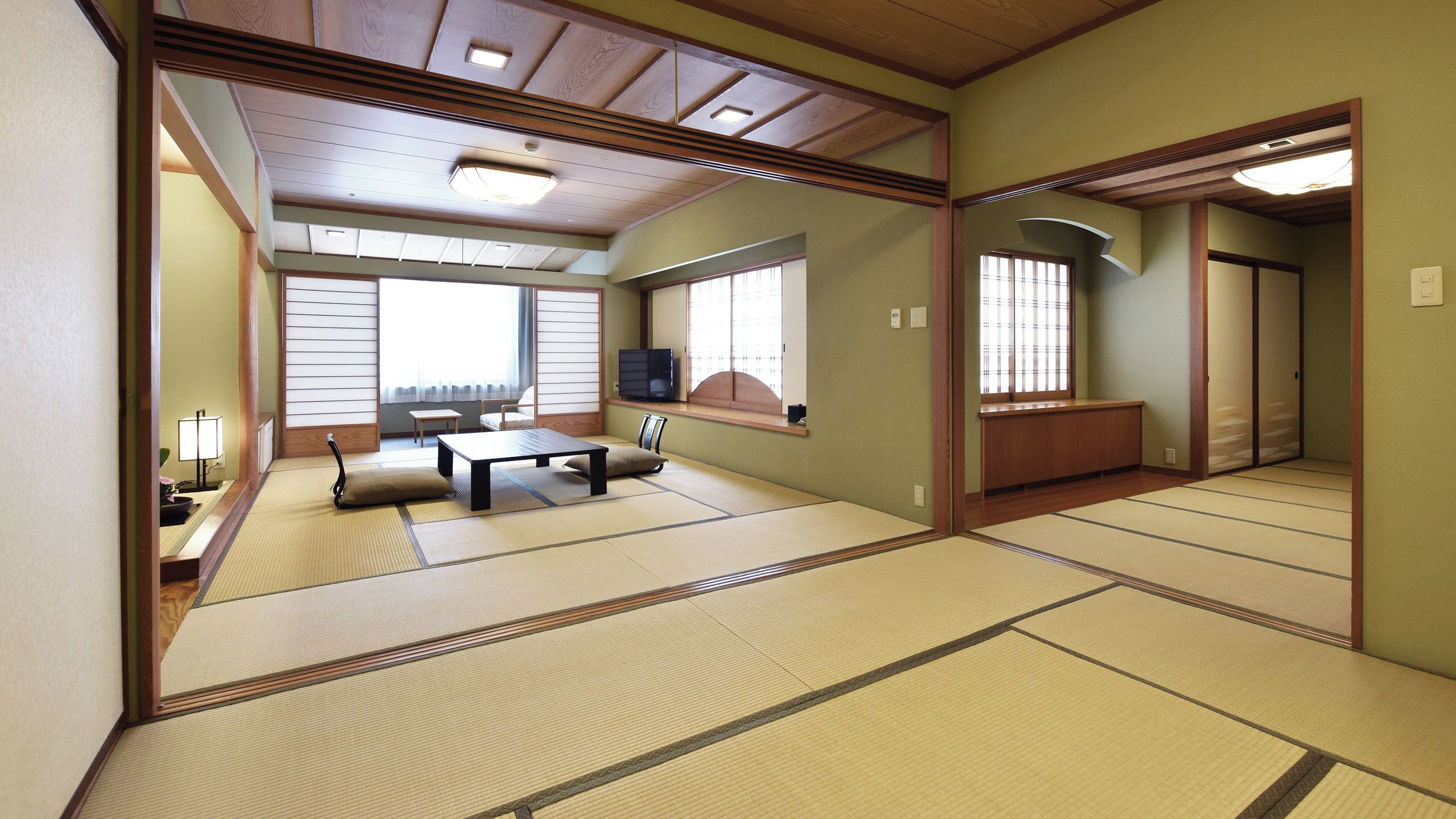 Donsdekens, een kluis op de kamer, een bureau, verduisterende gordijnen