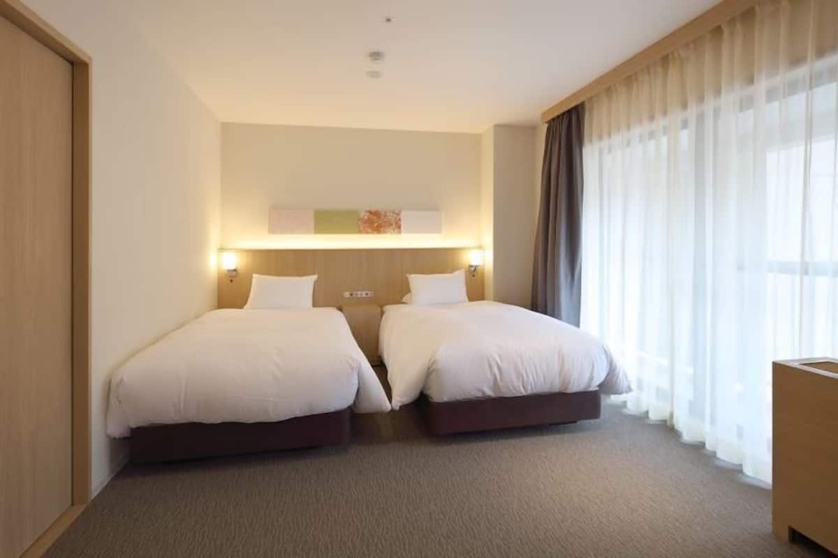 Down duvets, in-room safe, desk, blackout curtains