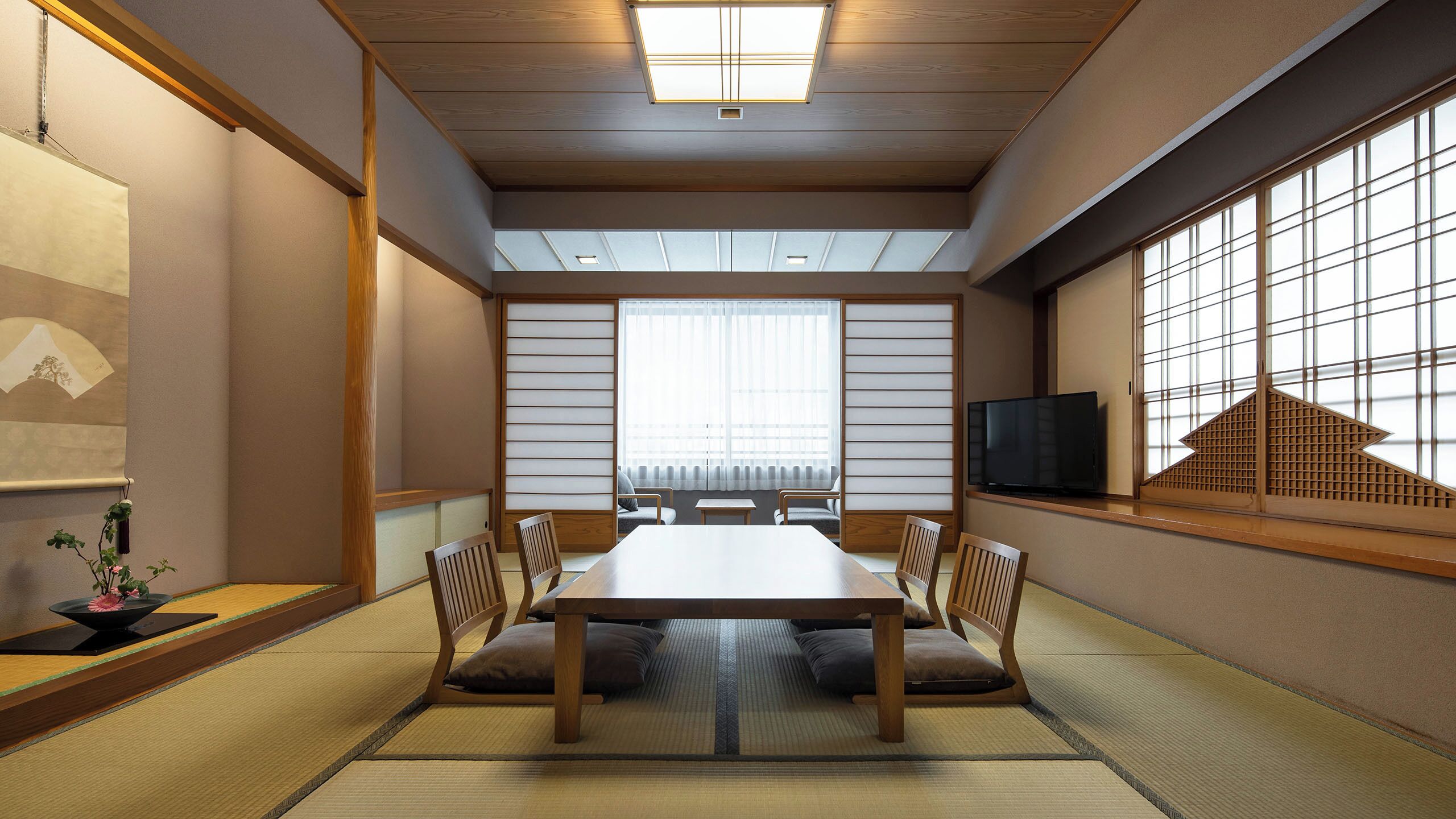 Donsdekens, een kluis op de kamer, een bureau, verduisterende gordijnen