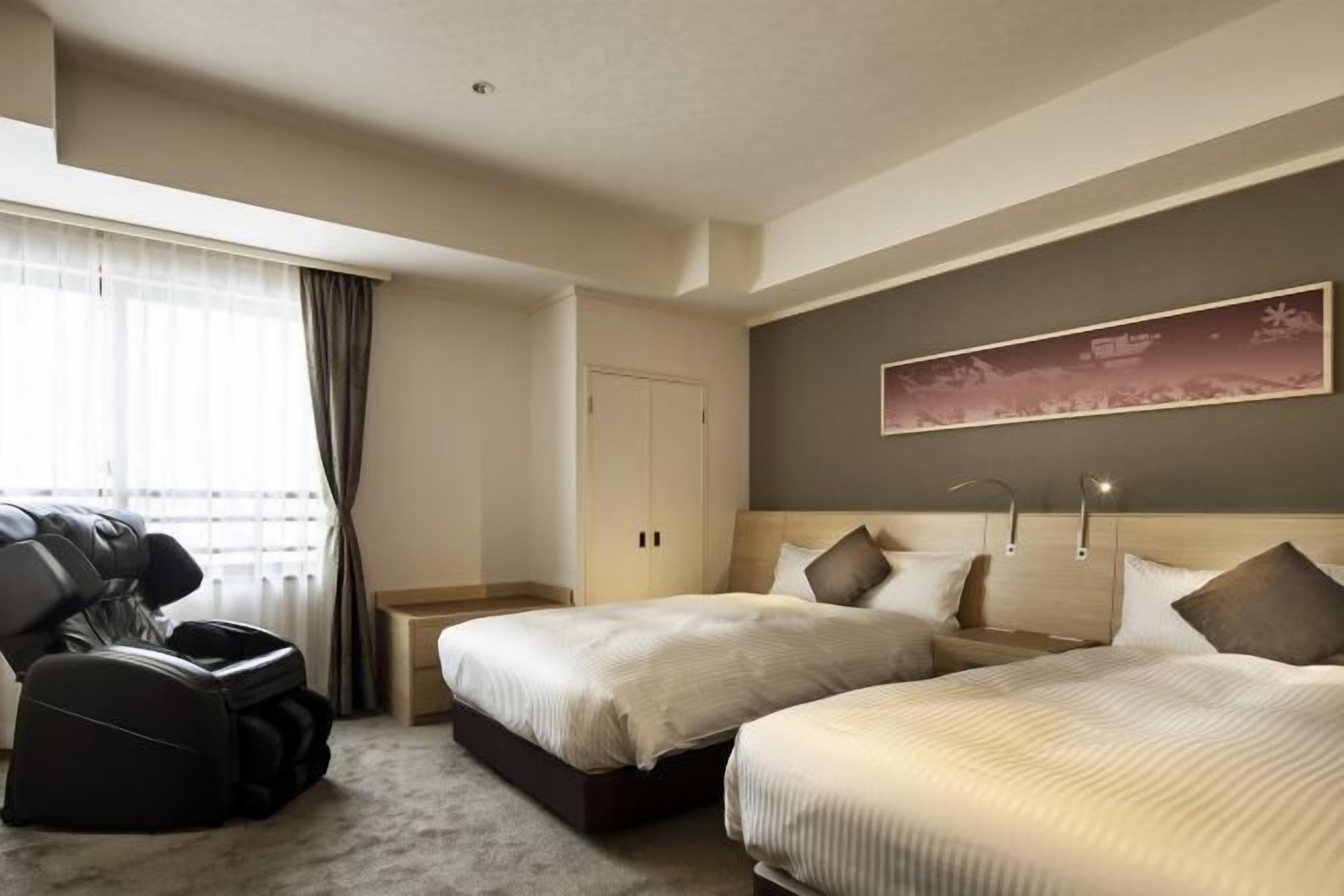 Down duvets, in-room safe, desk, blackout curtains