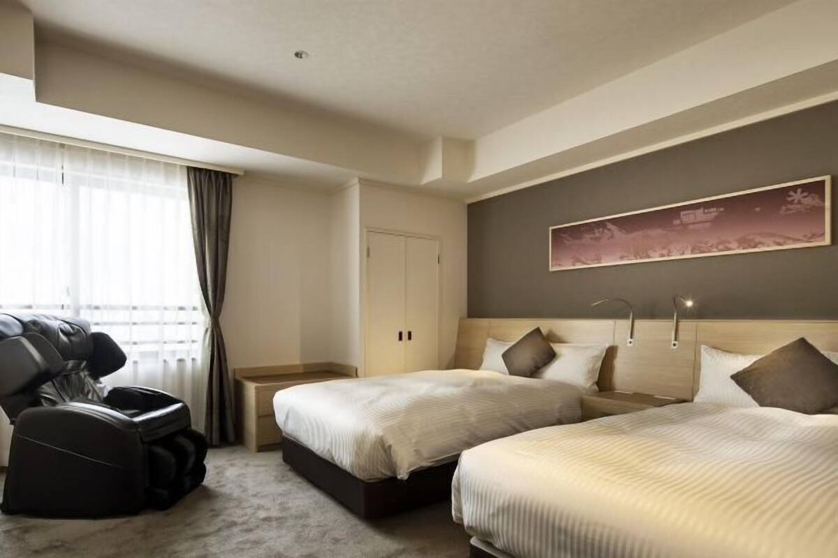 Down duvets, in-room safe, desk, blackout curtains