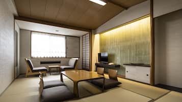 Down comforters, in-room safe, desk, blackout drapes